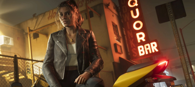 Главные герои GTA 6 Люсия на фоне ночного Вайс-Сити с неоновыми вывесками.
